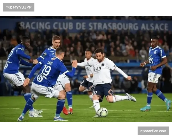 现场：VAR长时间介入，朗斯对阵斯特拉斯堡比赛中断近五分钟